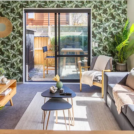 Latimer Square Luxe: 1Br W/ Sofa Bed